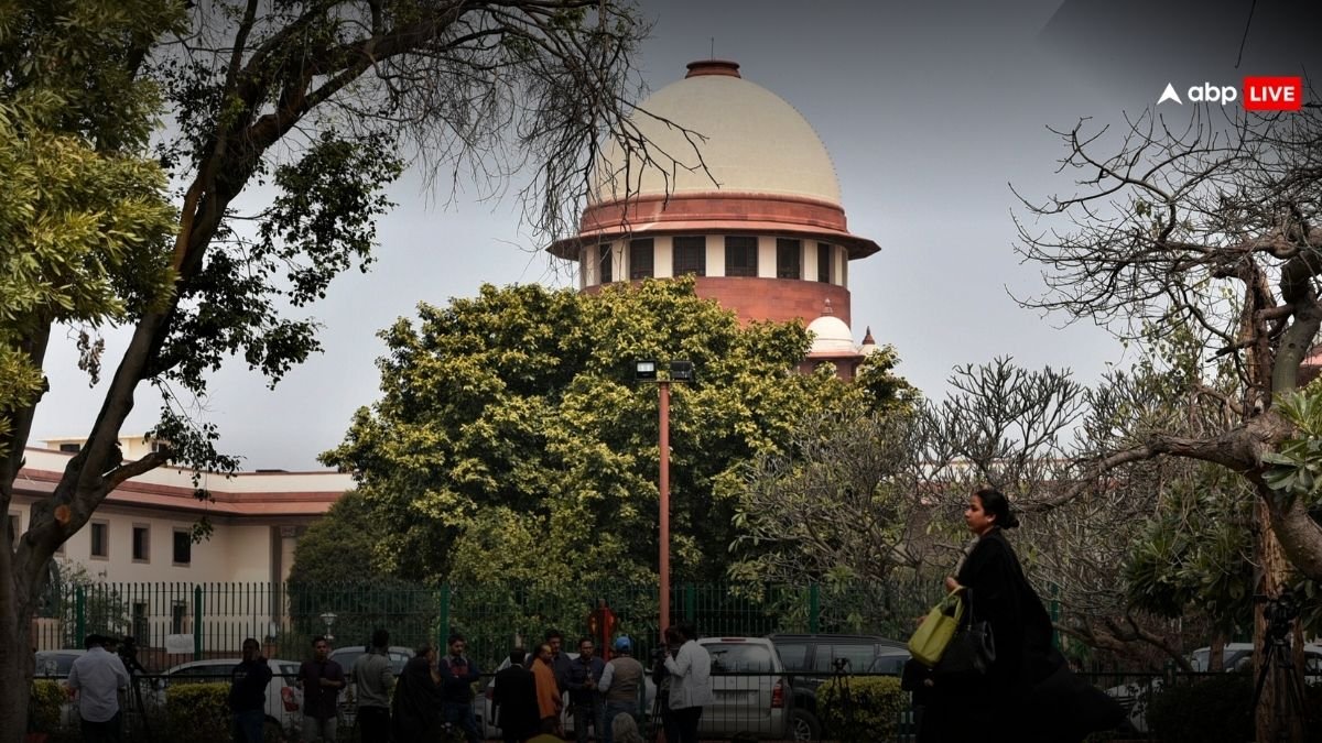 वीर सावरकर अपमान मामले में कांग्रेस नेता राहुल गांधी के खिलाफ लखनऊ कोर्ट से जारी समन पर सुप्रीम कोर्ट ने रोक लगा दी है.